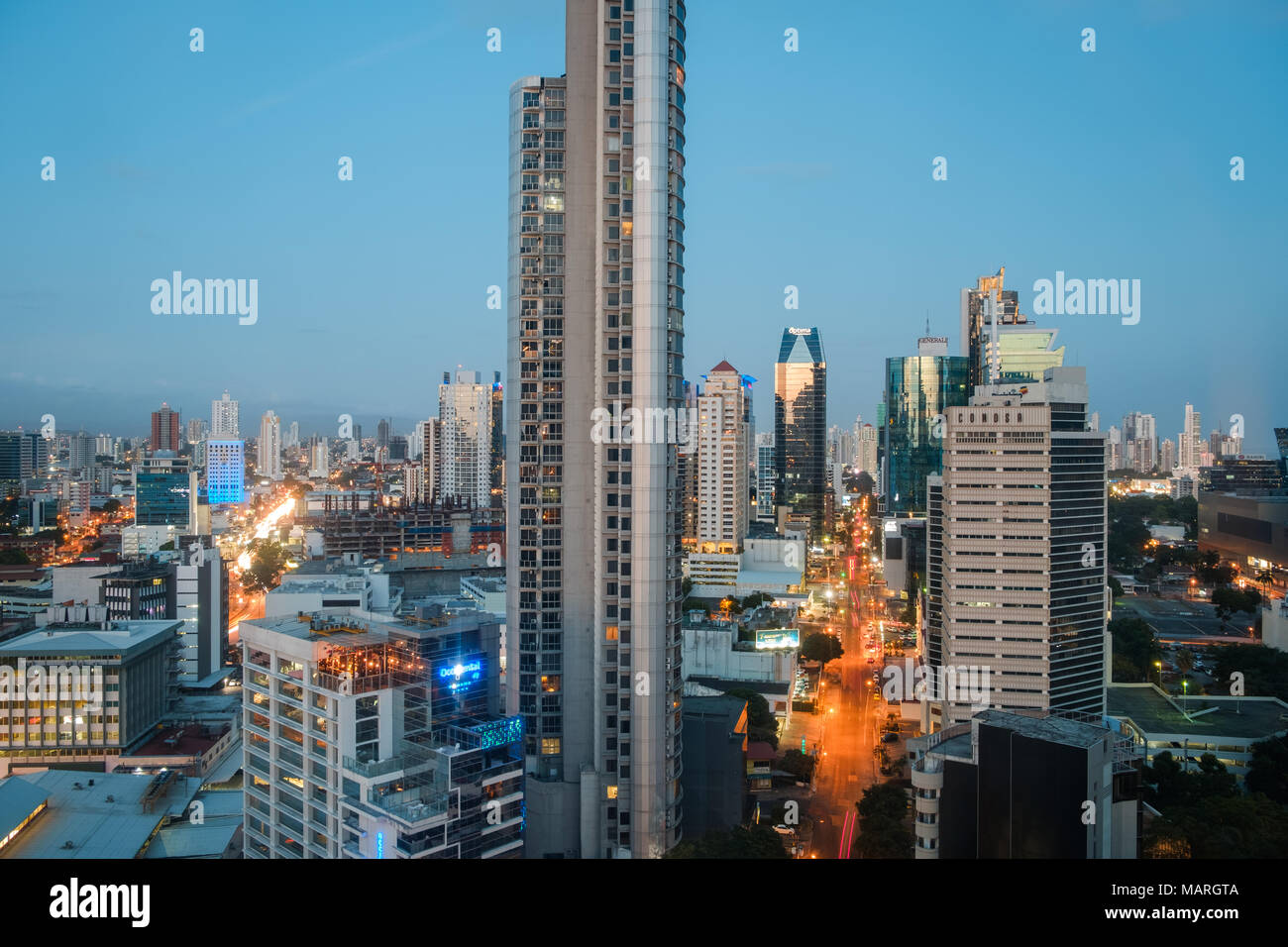Panama City, Panama - marzo 2018: skyline della città di Panama business district durante la sera Foto Stock