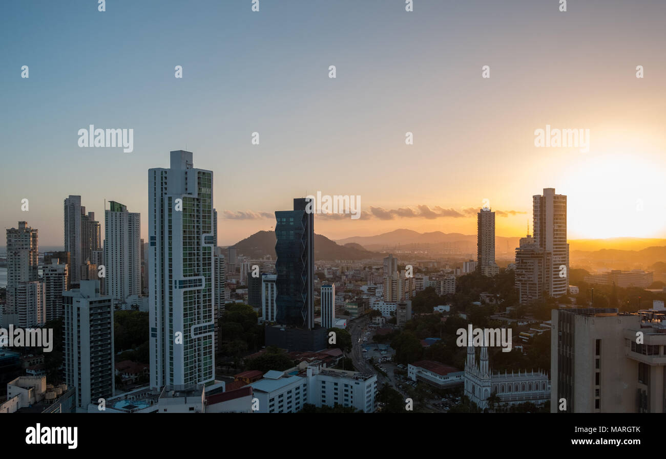 Cielo di tramonto oltre il moderno skyline della città dal punto di vista di alta - Foto Stock