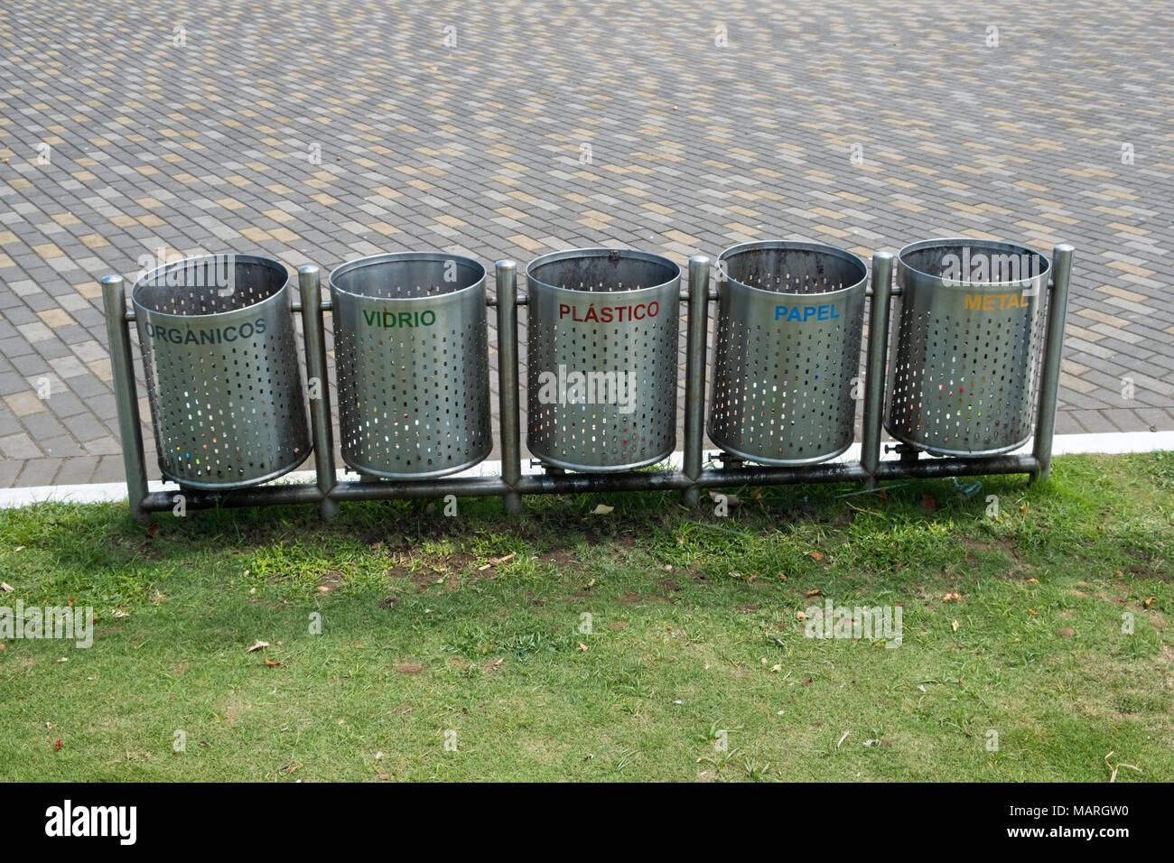 Cestini nel parco - separazione dei rifiuti bin - concetto di riciclaggio Foto Stock