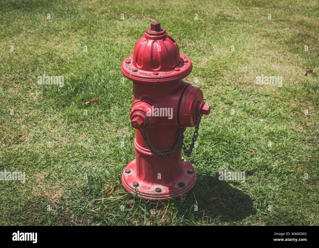 Idrante rosso isolato sul prato - vintage idrante - Foto Stock