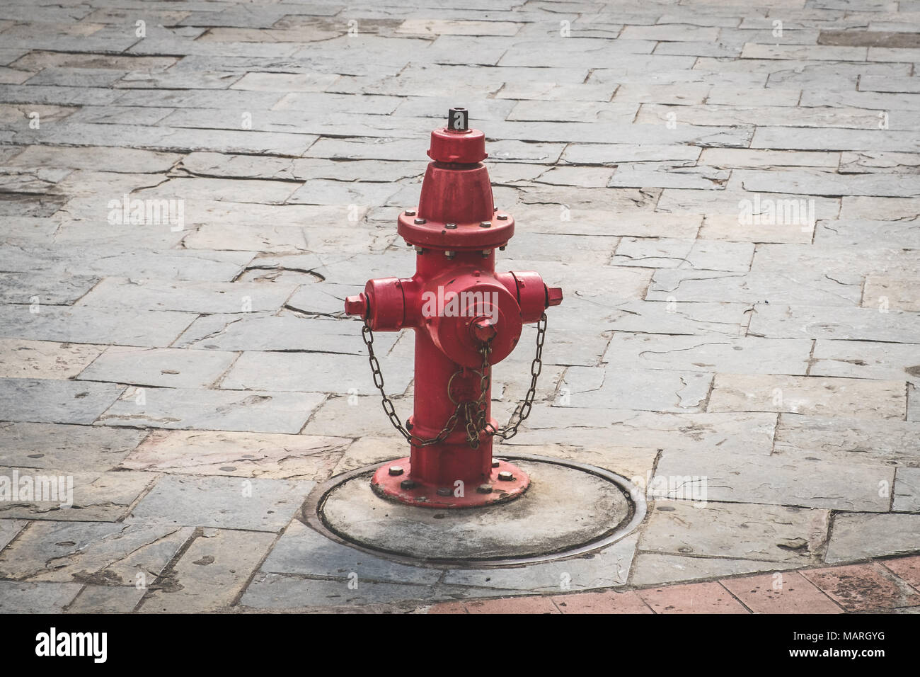 Vecchio idrante sulla strada - vintage idrante rosso - Foto Stock