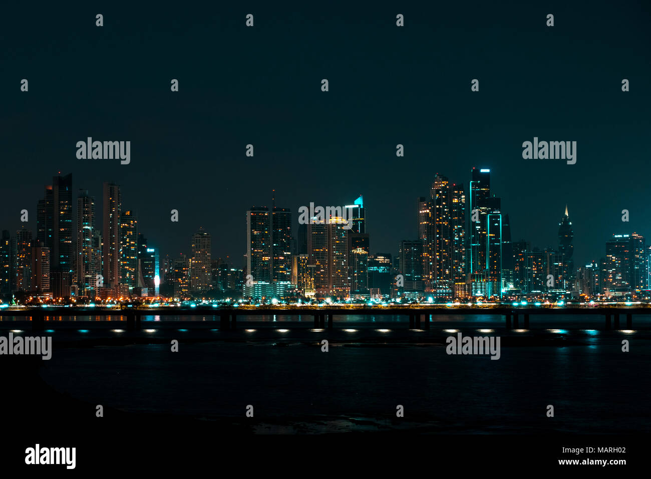 Moderno skyline di notte - grattacielo paesaggio, Panama City Foto Stock