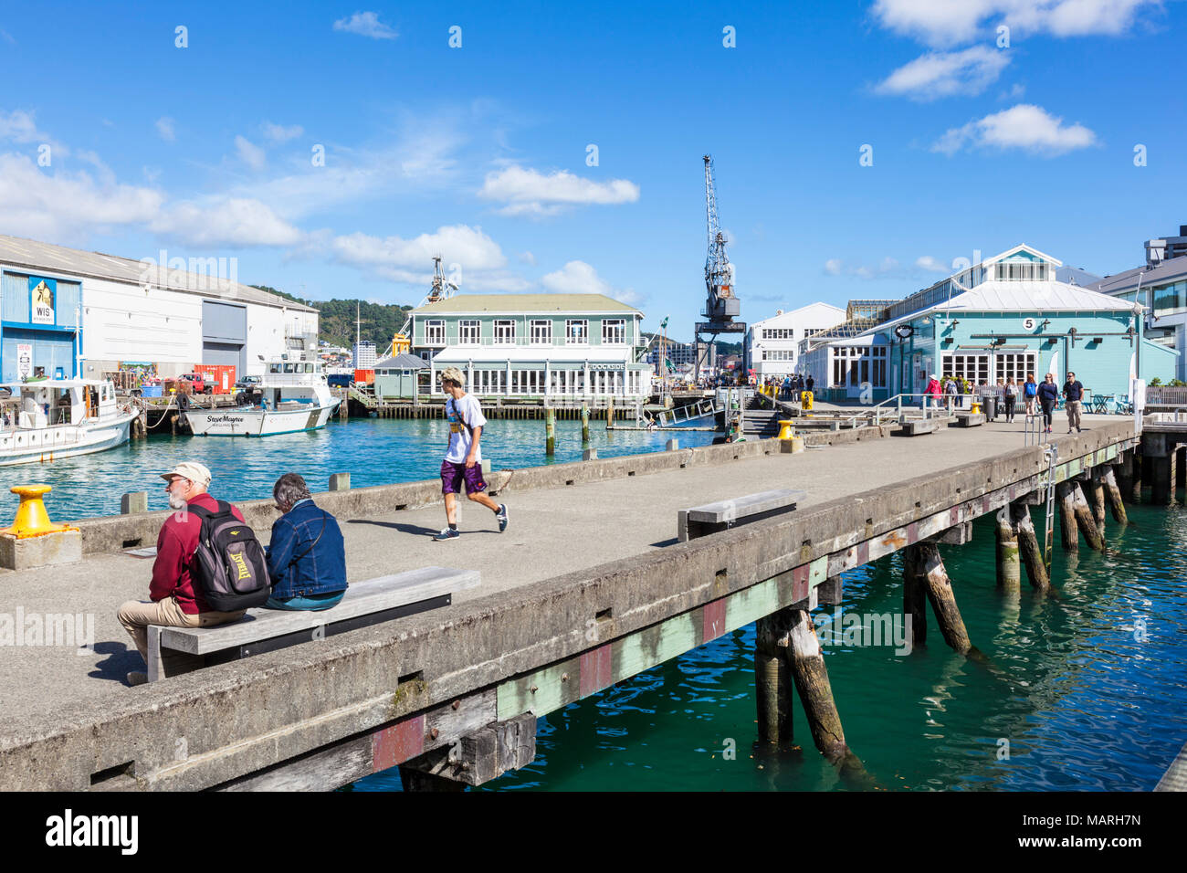 Nuova Zelanda Wellington NUOVA ZELANDA persone turisti in giro per il vivace quartiere del porto di Wellington waterfront wellington nuova zelanda nz Foto Stock