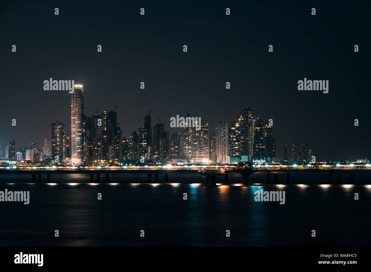Skyline del centro di notte - grattacielo paesaggio, Panama City - Foto Stock