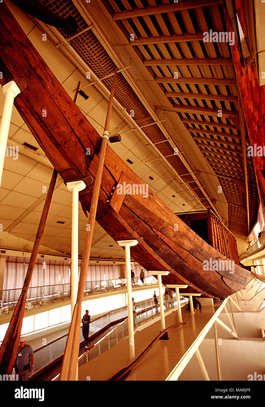 La barca solare presso le Piramidi di Giza,Egitto Foto Stock