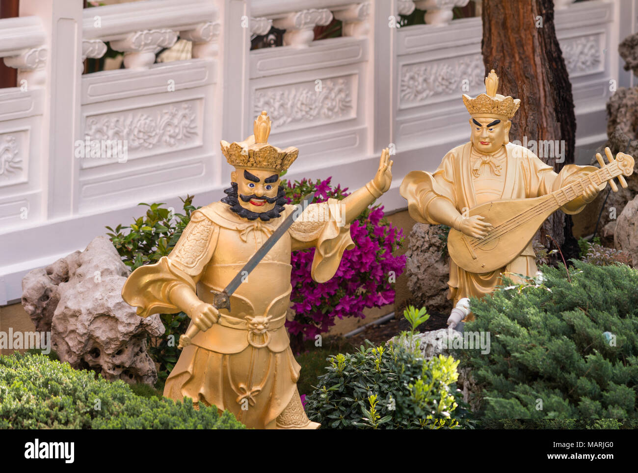 Hacienda Heights, CA, Stati Uniti d'America - 23 Marzo 2018: primo piano della golden Dhrtarastra e Virudhaka, ad est e a sud Re celeste nel giardino Avalokitesvara Foto Stock