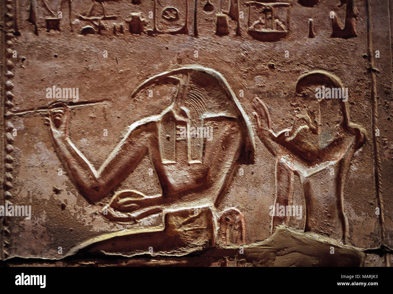 Il pannello a parete raffiguranti Horus e Sety I,Abydos,Egitto Foto Stock Il pannello a parete raffiguranti Horus e Sety I,Abydos,Egitto Foto Stock