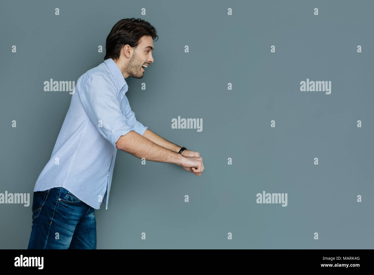 Positivo uomo eccitato guardando davanti a lui Foto Stock