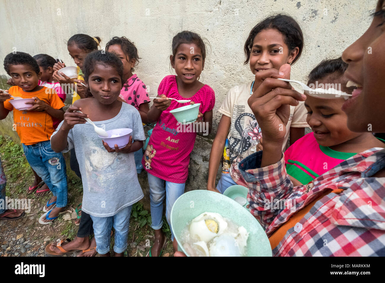 Il Gesuita programma di alimentazione, distribuisce cibo per bambini malnutriti nel villaggio di cacao, Ermera distretto, Timor-Leste Foto Stock