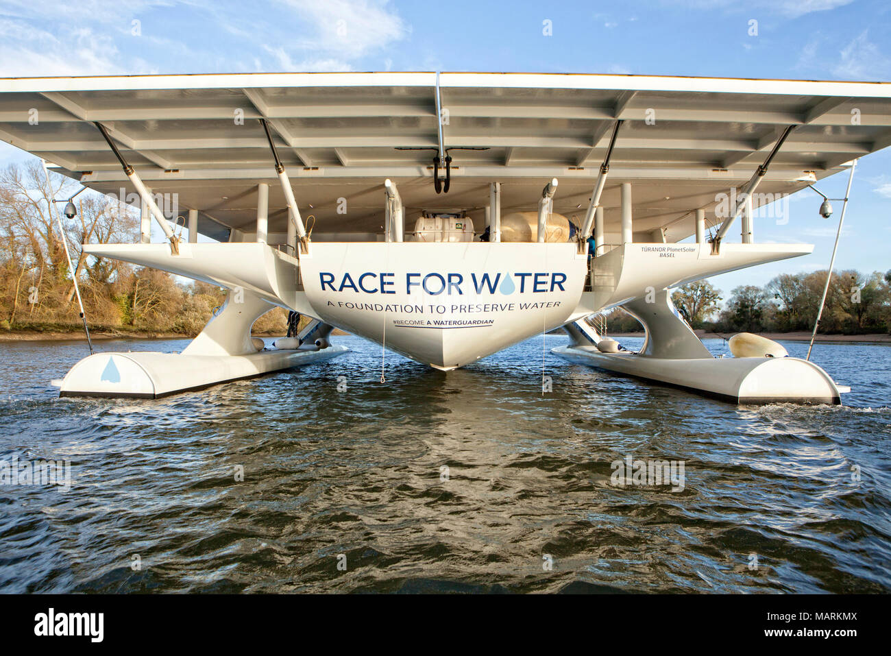 Viaggio sul Fiume Senna con il Pianeta yacht solare tra Rouen e d'Amfreville serratura. La MS Tûranor PlanetSolar è attualmente il più grande sola Foto Stock