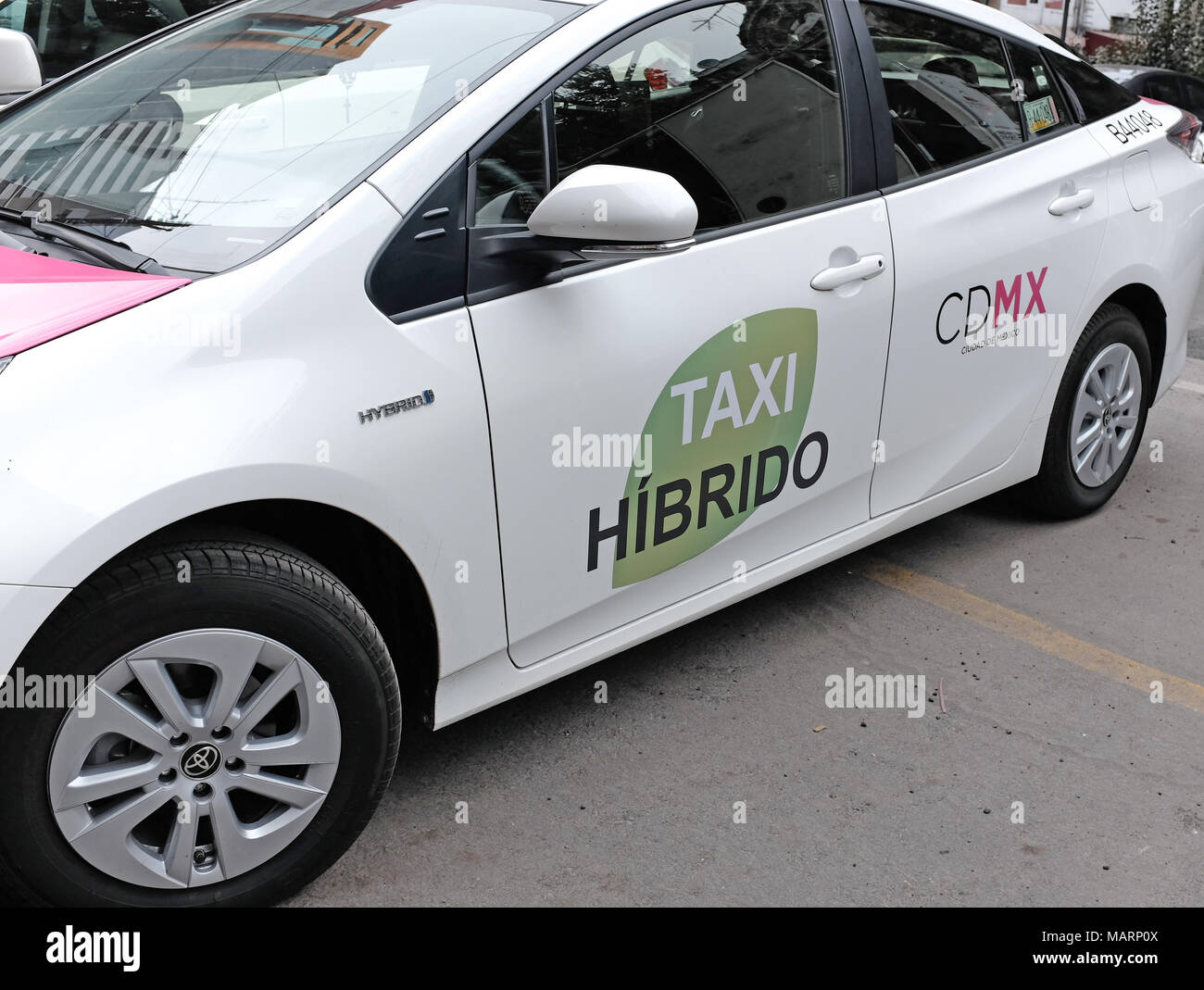 Una nuova Toyota ibrida elettrico taxi è parcheggiato in Città del Messico dove il trasporto sostenibile è necessario. Foto Stock