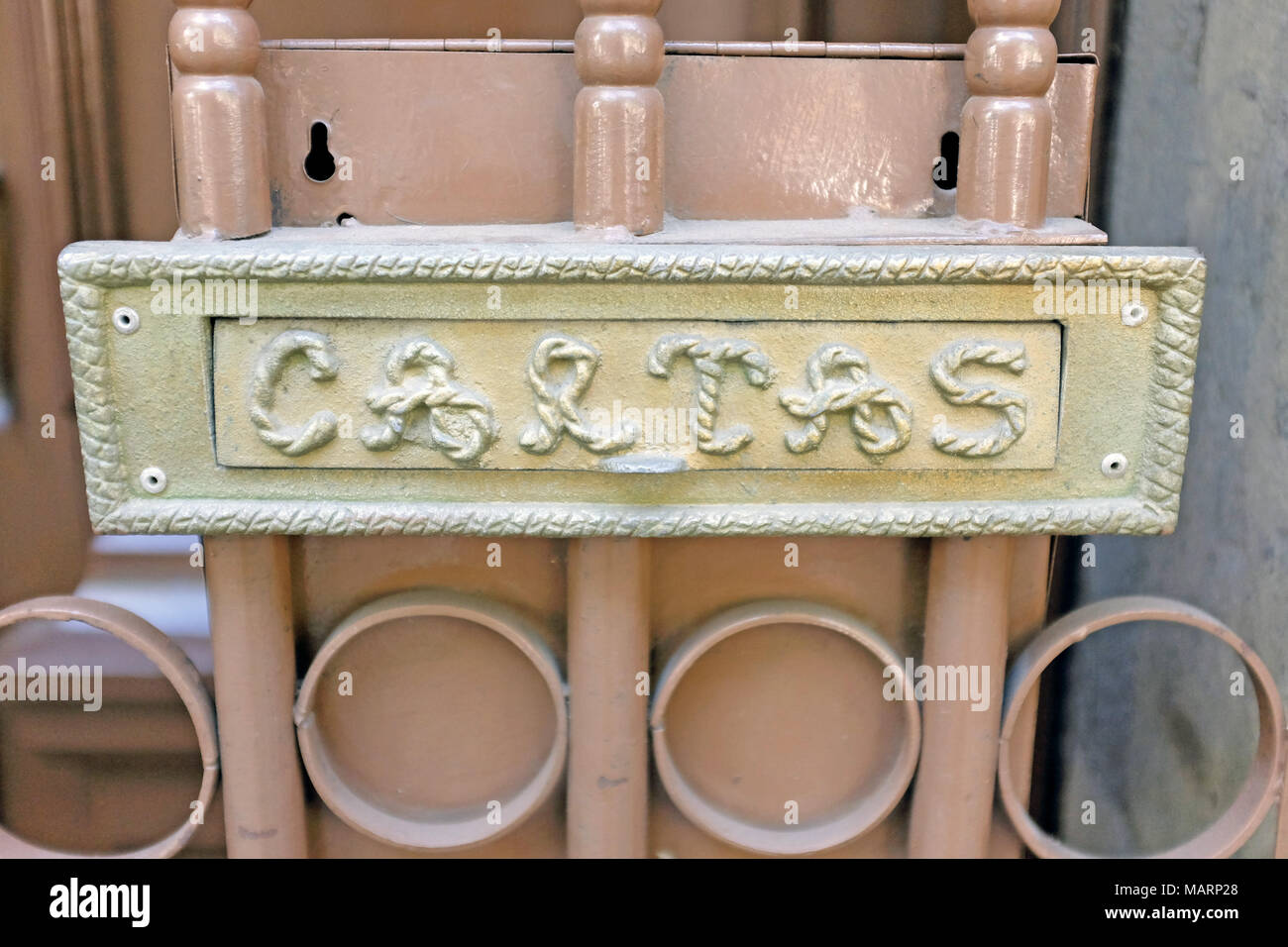 "Cartas' è scritto sul solido in acciaio cassetta postale privato attaccato al cancello di Città del Messico. Foto Stock