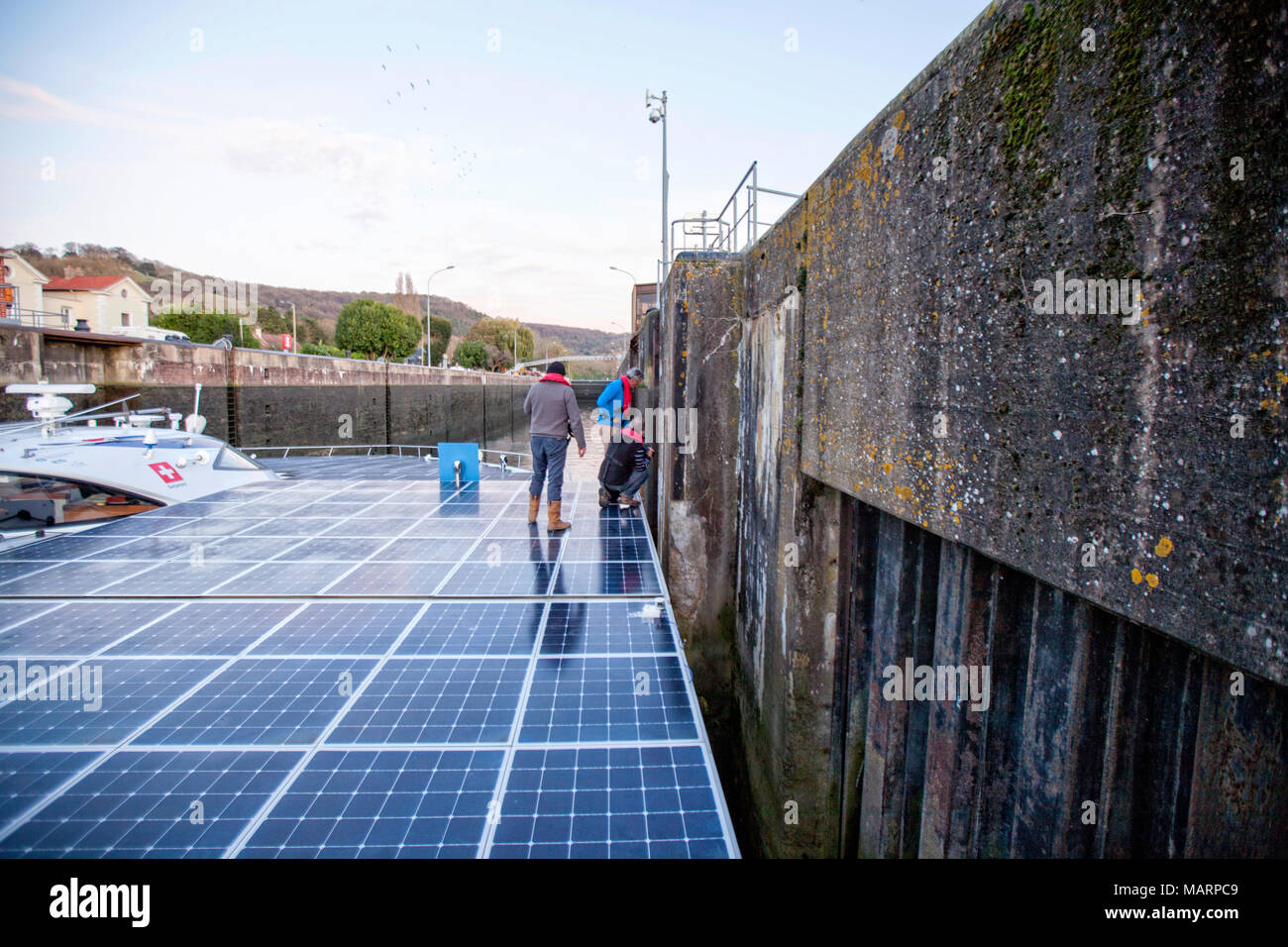 Viaggio sul Fiume Senna con il Pianeta yacht solare tra Rouen e d'Amfreville serratura. La MS Tûranor PlanetSolar è attualmente il più grande sola Foto Stock