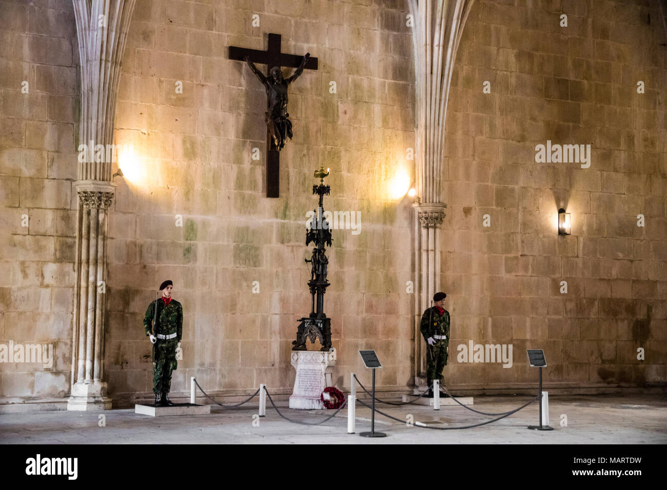 Batalha, Portogallo. Militari che sorvegliano la tomba del Soldato sconosciuto all'interno del Monastero di Santa Maria da Vitoria. Un sito del Patrimonio mondiale dal 1983 Foto Stock