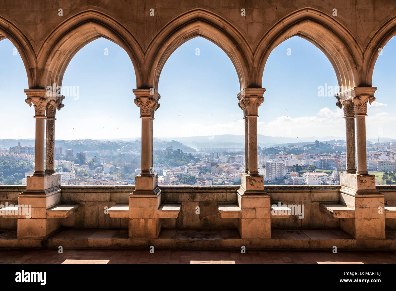 Leiria, Portogallo. Vista sulla città di Leiria da arcate gotiche del Paco de D Joao MI (Palazzo di Giovanni mi) Foto Stock