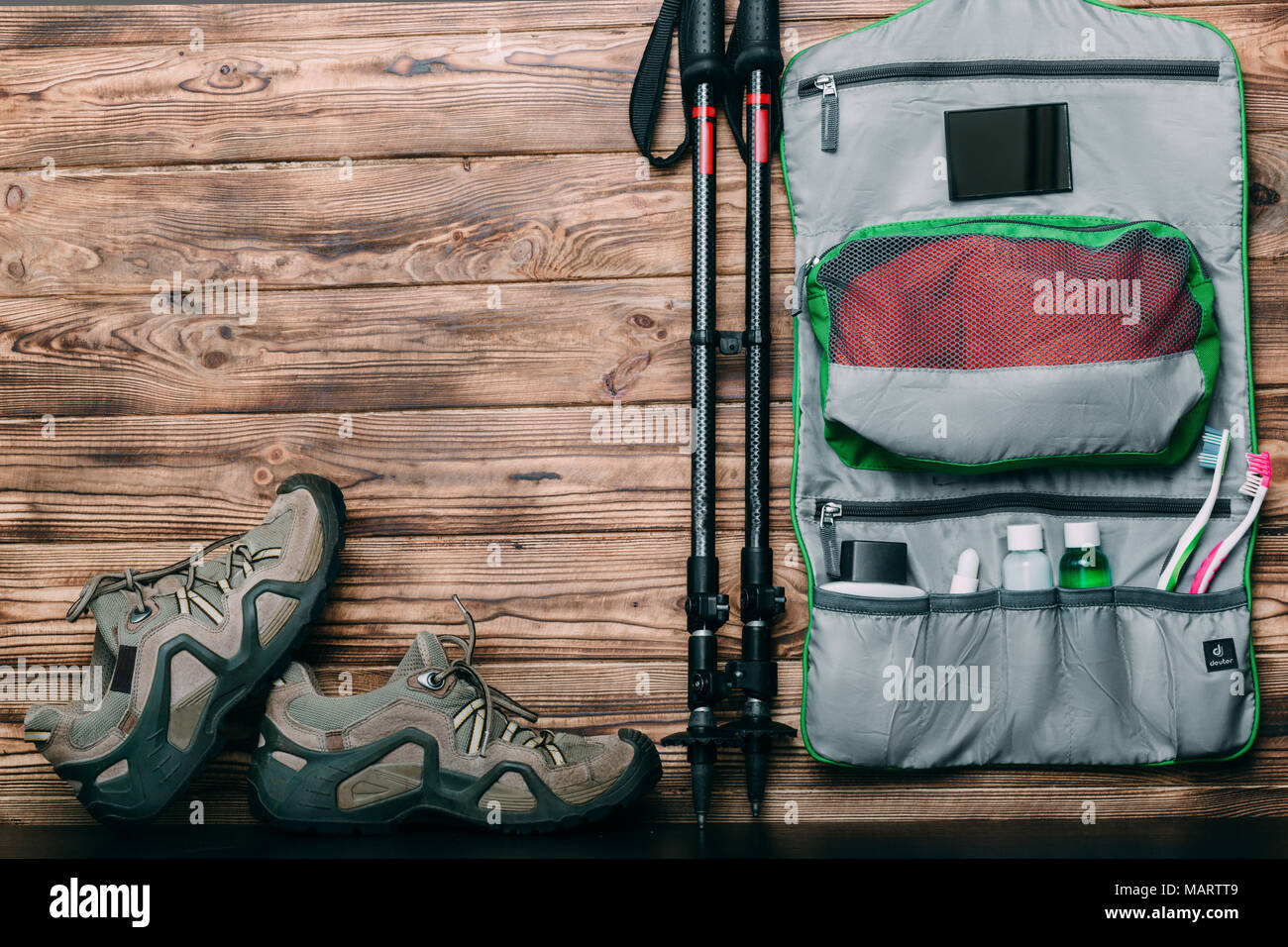 Stile di vita turistica con le scarpe da trekking, Pali trekking su sfondo di legno , impostare per escursionismo Foto Stock