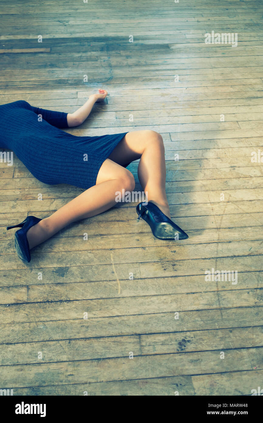 Donna morta recante sul pavimento Foto Stock