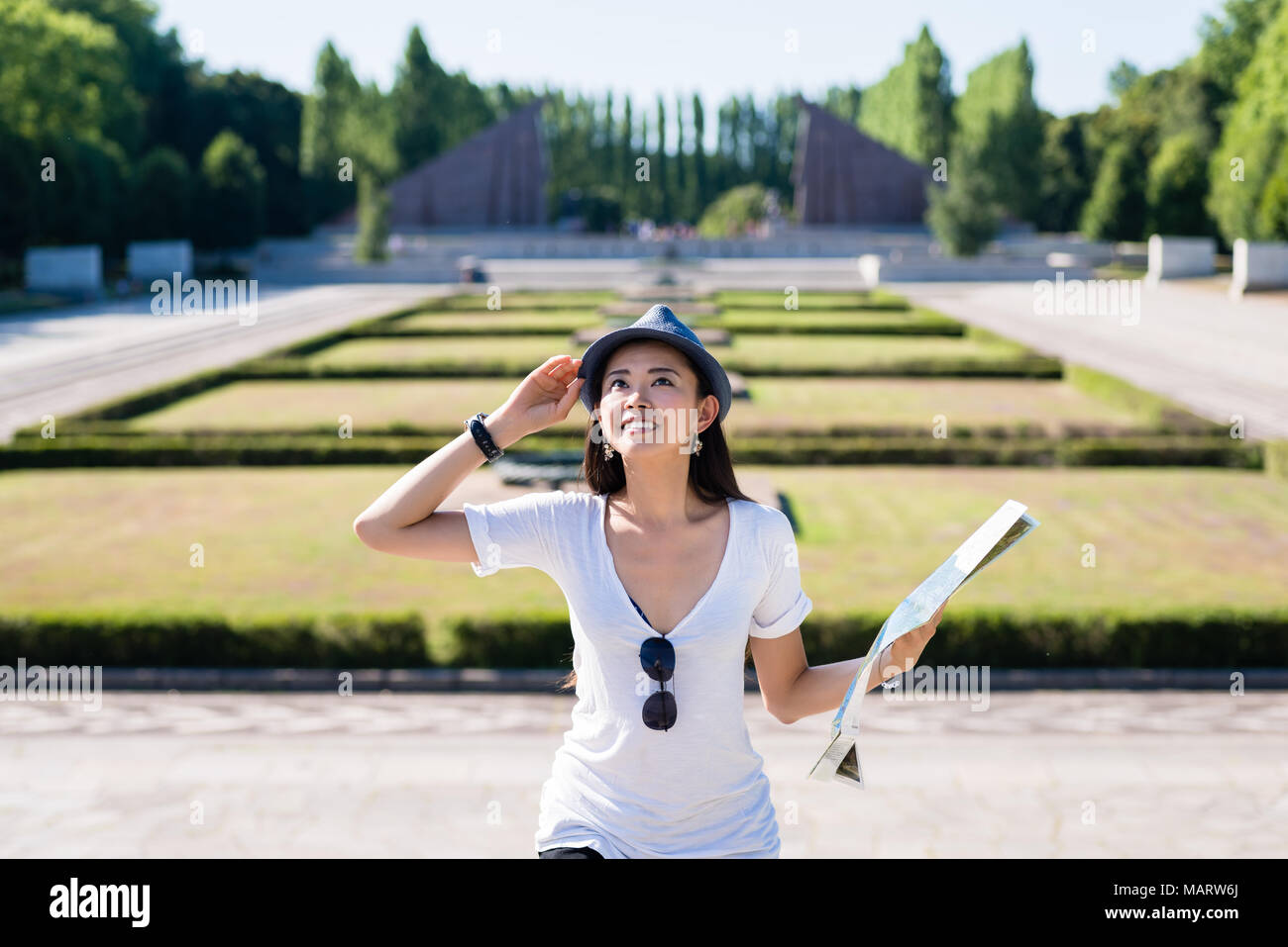 Felice donna asiatica durante le vacanze estive Foto Stock