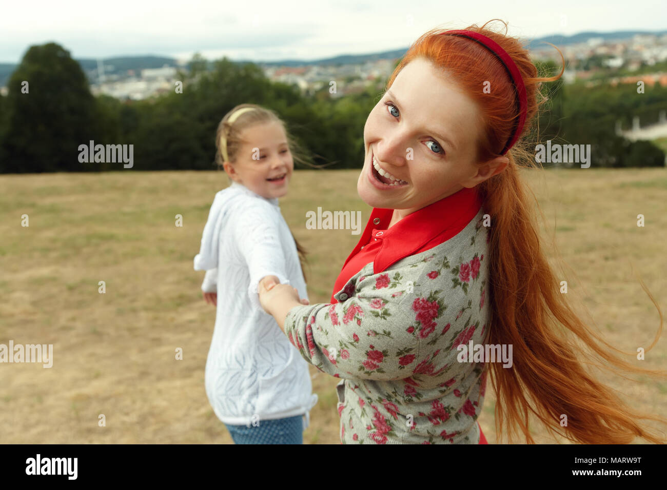 Felice emotivo madre e figlia per una passeggiata in un parco Foto Stock