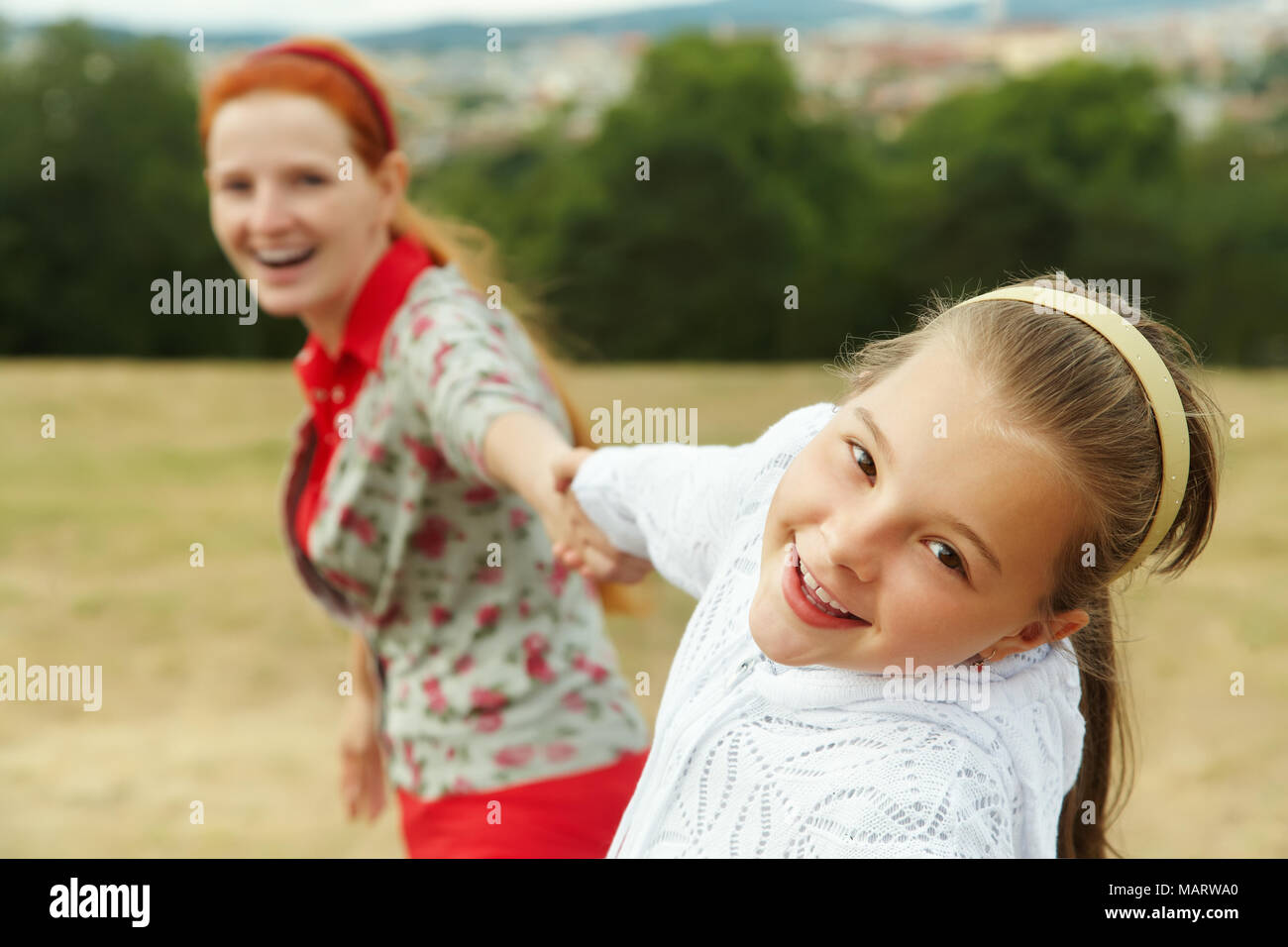 Felice emotivo madre e figlia per una passeggiata in un parco Foto Stock