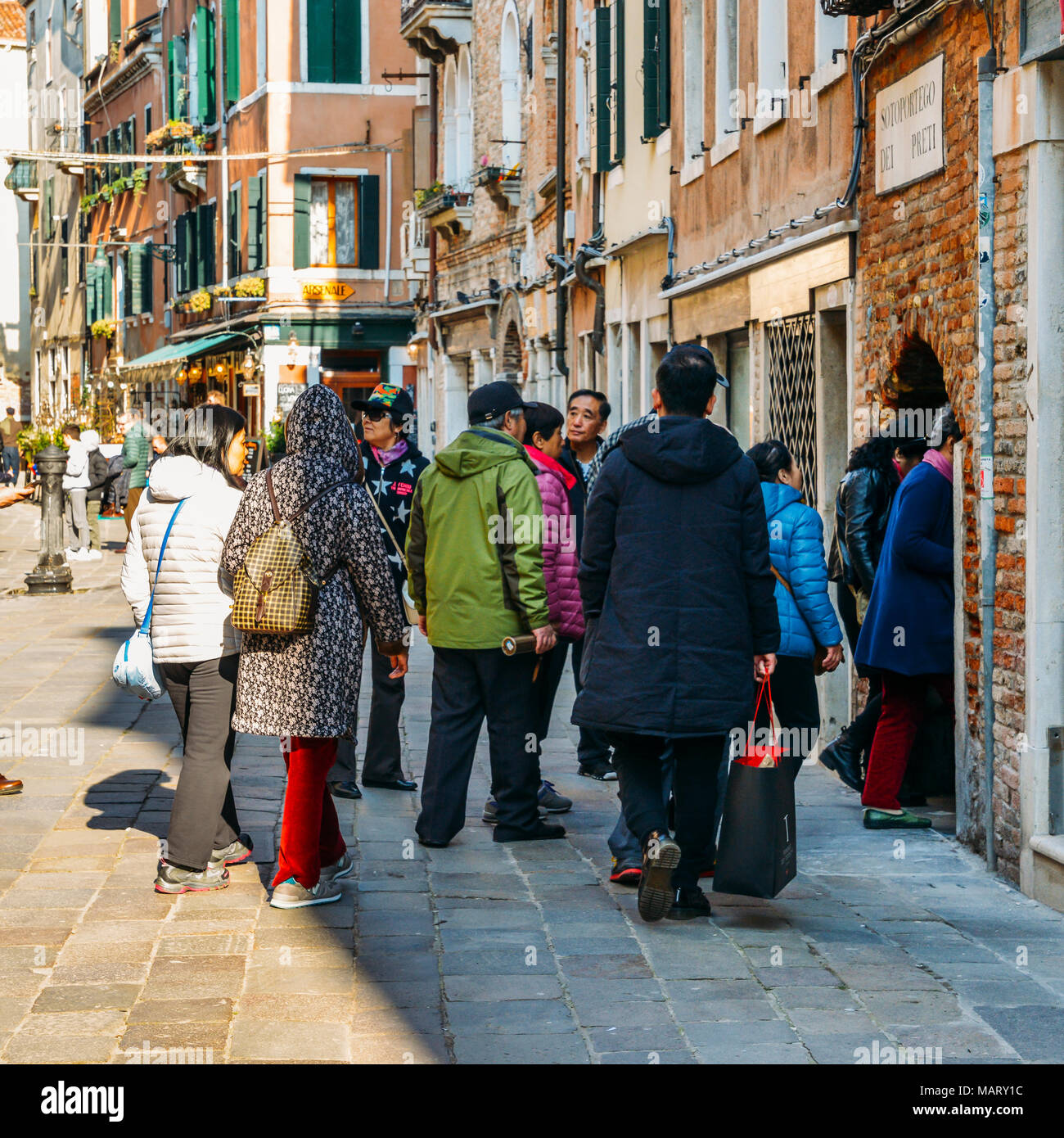 Turisti asiatici presso il centro storico di Venezia, Italia Foto Stock
