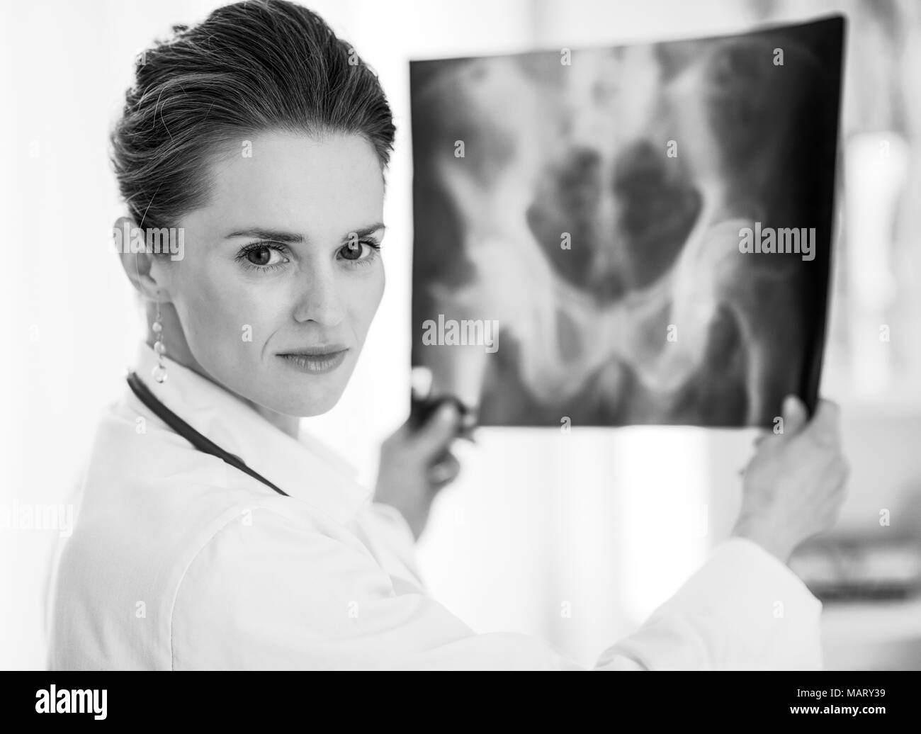 Ritratto di medico donna con la fluorografia Foto Stock