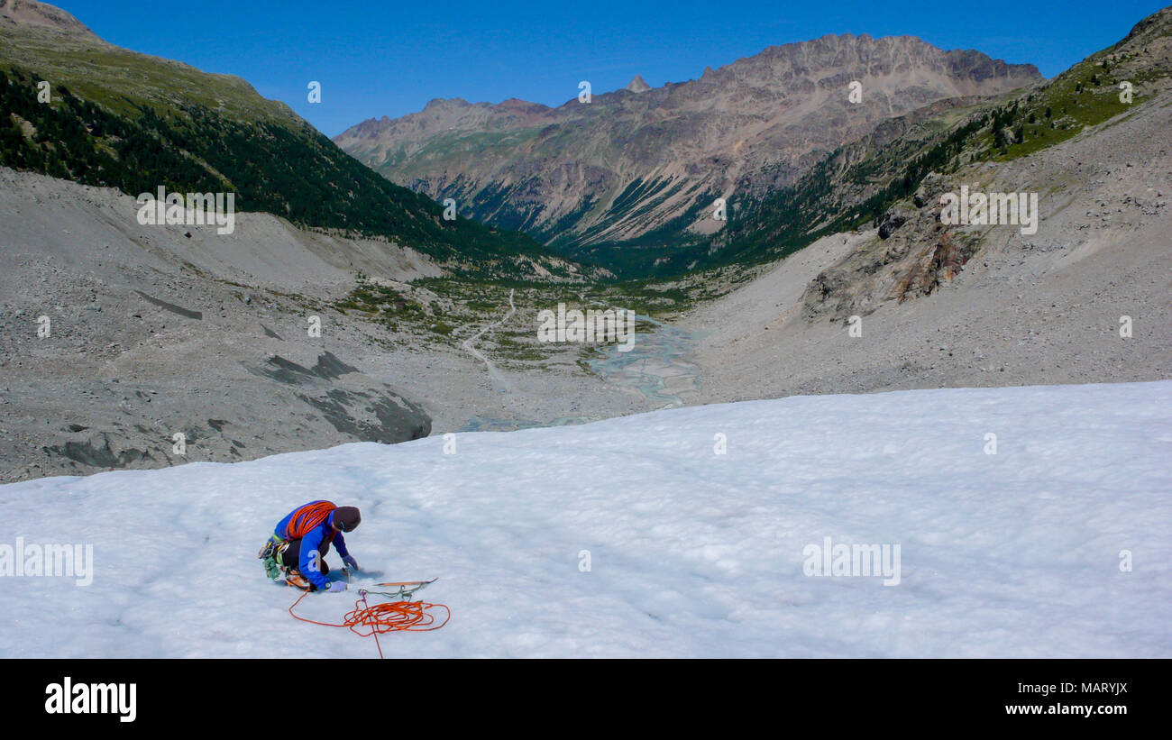 Maschio guida di montagna durante un crepaccio rescue esercitazione su un ghiacciaio delle Alpi Foto Stock
