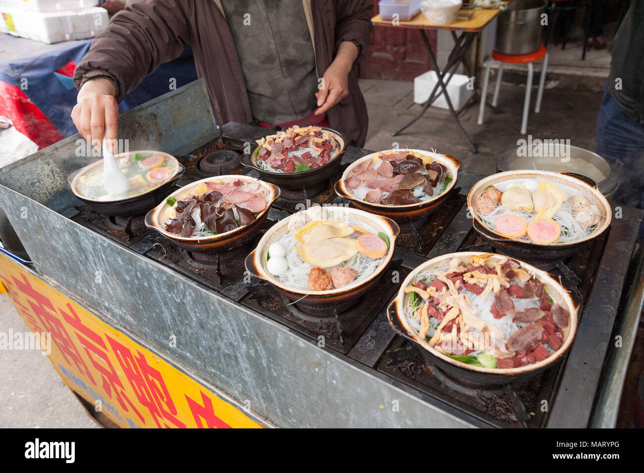 Hot street food in stallo del mercato, Shanghai, Cina Foto Stock