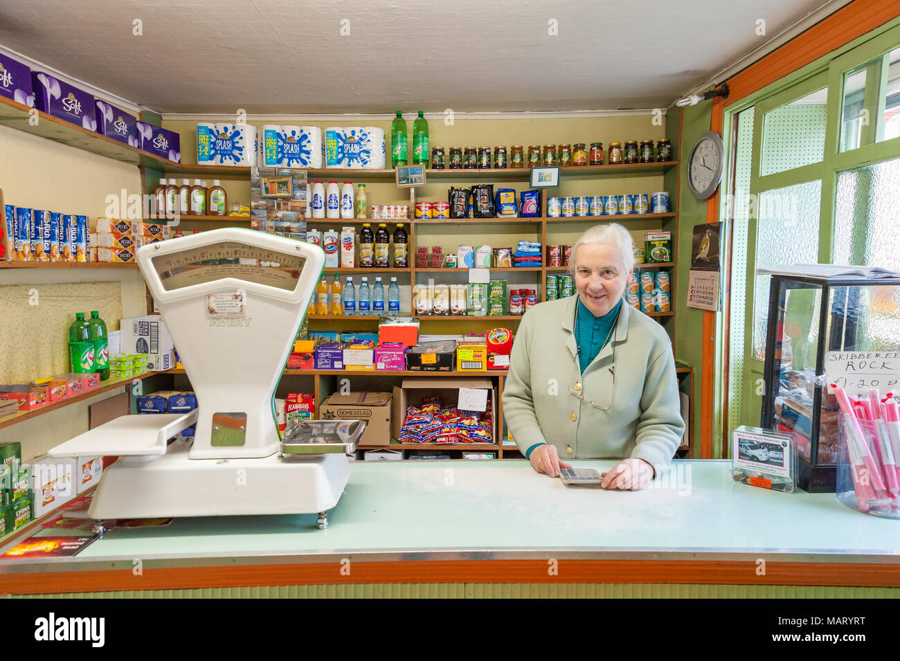 Ritratto del proprietario del negozio nel suo piccolo negozio locale, Clerke a Skibbereen, County Cork, Irlanda Foto Stock