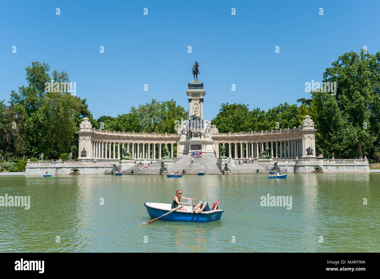 Giovani donne in barca sul lago del Parco del Buen Retiro, Madrid, Spagna Foto Stock