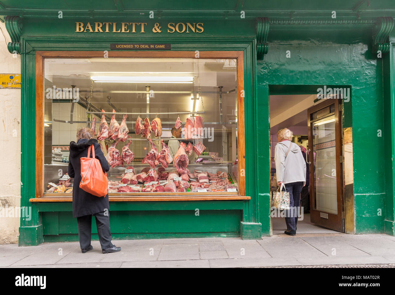 Bartlett & Sons, una tradizionale macelleria indipendente a conduzione familiare sulla strada principale di Bath, Regno Unito Foto Stock