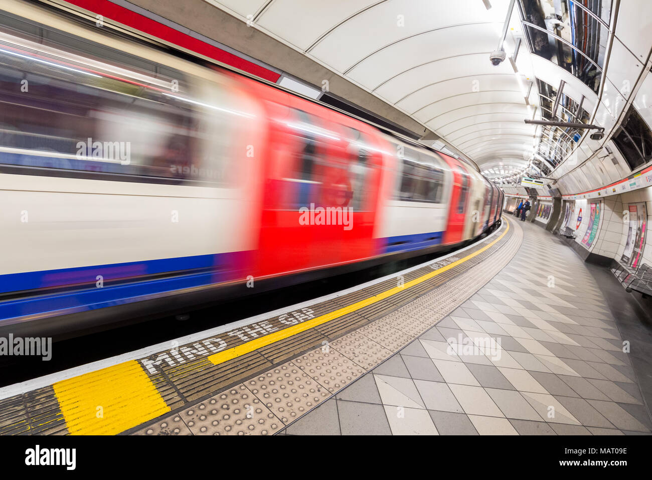 La metropolitana di Londra di trazione del treno in stazione, UK, Londra Foto Stock