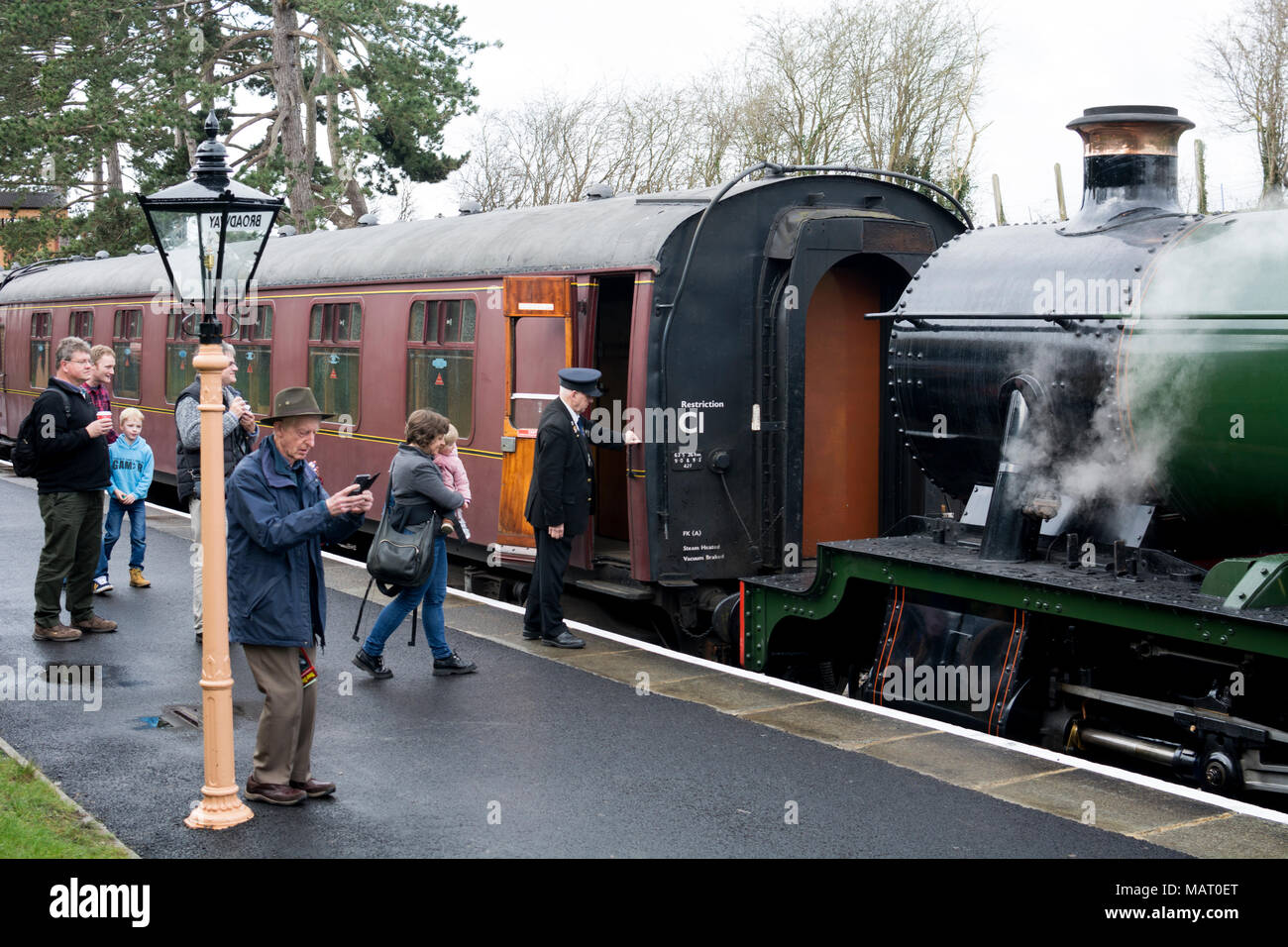 Treno a vapore a Broadway stazione ferroviaria, Gloucestershire e Warwickshire Steam Railway, Worcestershire, Regno Unito Foto Stock