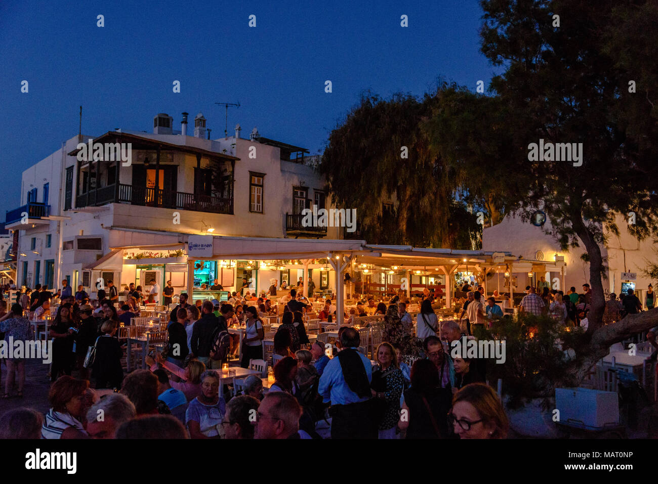 Un affollato ristorante terrazza di notte a Mykonos Foto Stock