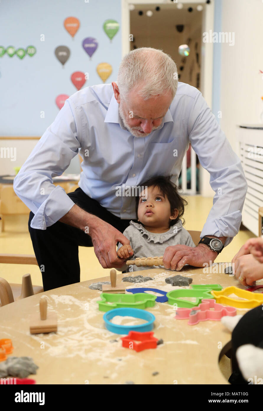 Leader laburista Jeremy Corbyn durante una visita al piccolo vivaio discenti a Watford per evidenziare l'aumento dei costi dei servizi di custodia dei bambini. Foto Stock