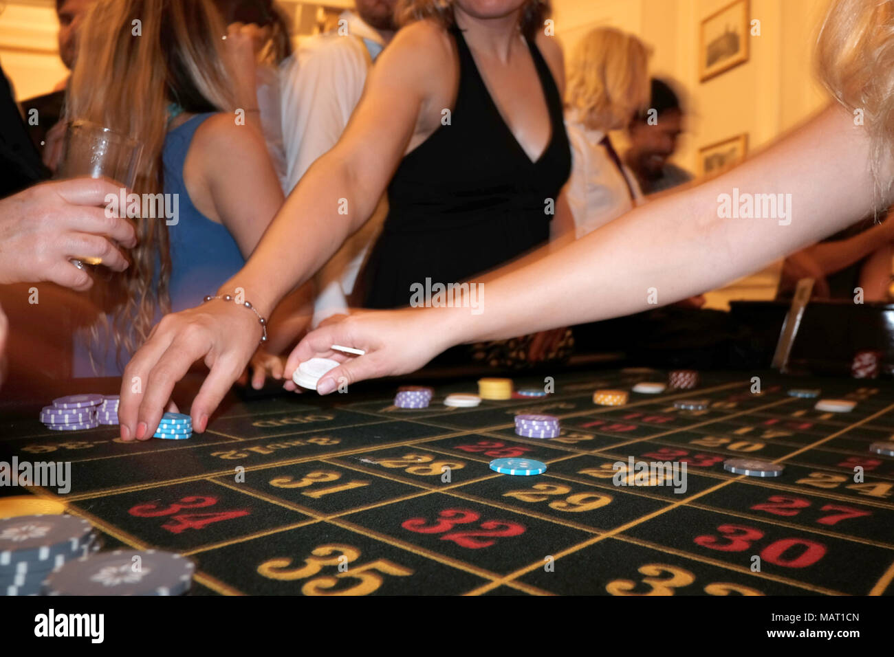 Gamblers il gioco d'azzardo per il divertimento di un evento aziendale Foto Stock