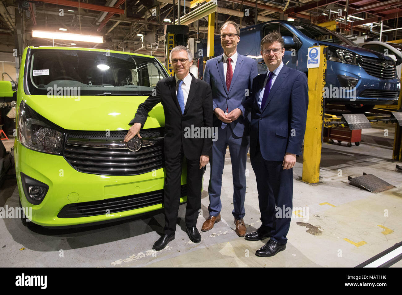 (Da sinistra a destra) Presidente del Groupe PSA Carlos Tavares, CEO di Opel/Vauxhall Michael Lohscheller e Segretario aziendale Greg Clarke all'impianto di Vauxhall a Luton per annunciare i suoi piani per la costruzione di un nuovo furgone. Foto Stock