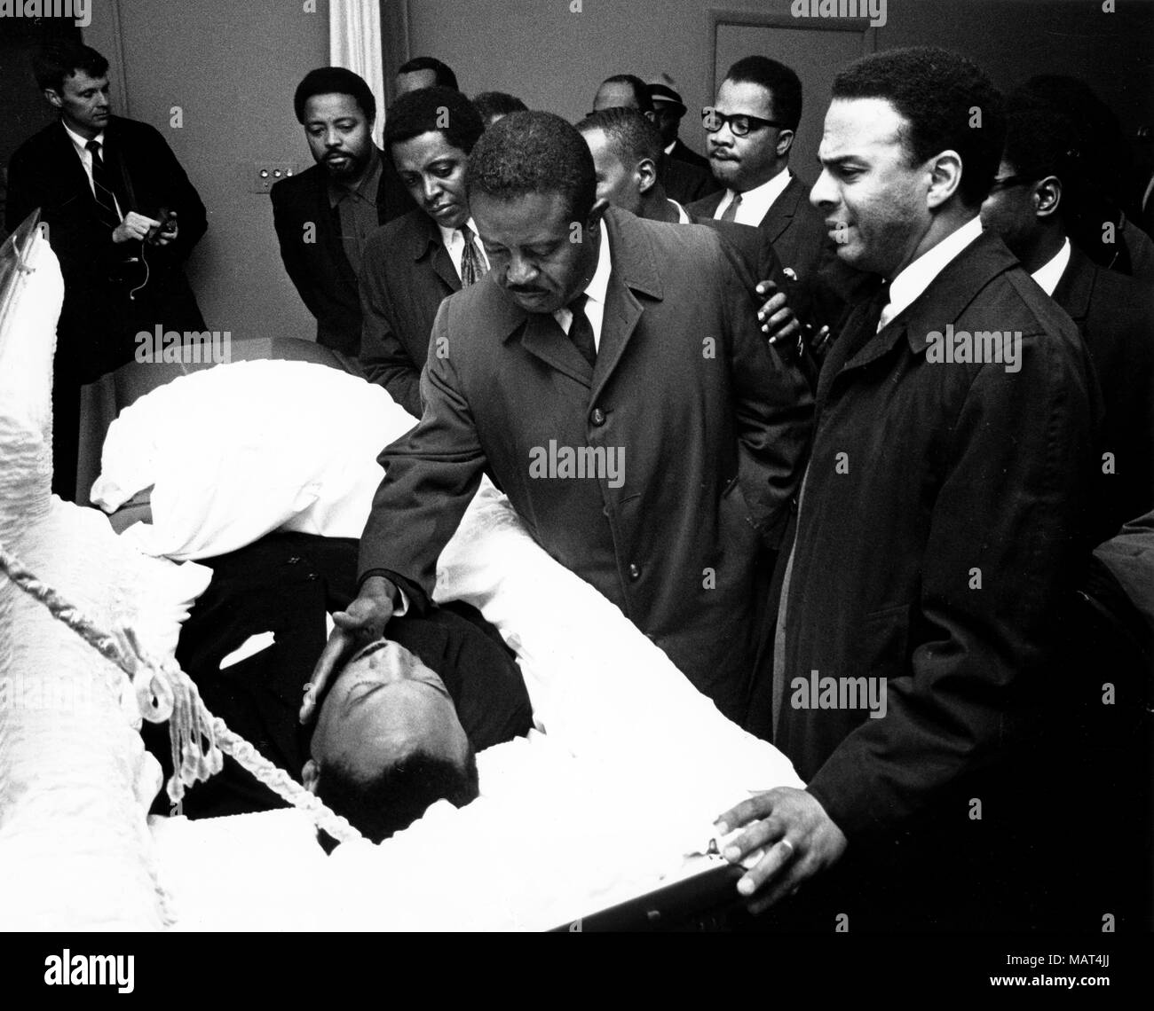 File. 4 apr, 2018. Il reverendo Martin Luther King Jr. è stato fatalmente di colpo da J. Earl Ray a 6:01 p.m., 4 aprile 1968, come egli si fermò sul secondo piano balcone del Lorraine Hotel a Memphis, Tennessee. Nella foto: 9 aprile 1968 - Atlanta, GA, Stati Uniti - Martin Luther King Jr i funerali di Atlanta. Nella foto: persone in lutto si riuniscono intorno a dire addio al funerale.(Immagine di credito: © Keystone Press Agency/Keystone USA via ZUMAPRESS.com) Foto Stock