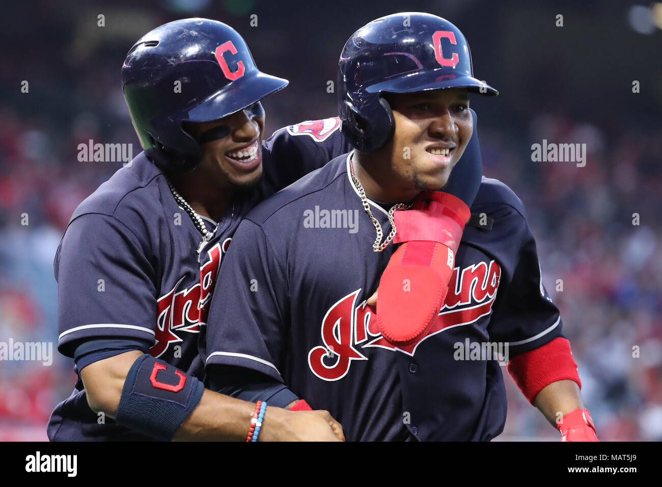 3 aprile 2018: Cleveland Indians terzo baseman Jose Ramirez (11) e Cleveland Indians shorstop Francisco Lindor (12) celebra dopo Ramirez ha colpito un due girare omero nel primo inning di gioco tra il Cleveland Indians e Los Angeles gli angeli di Anaheim, Angel Stadium di Anaheim, CA, fotografo: Pietro Joneleit Foto Stock