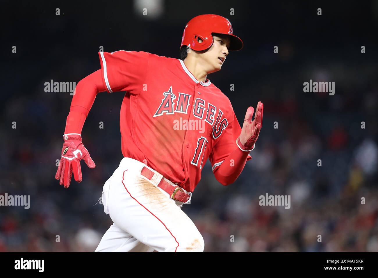 3 aprile 2018: Los Angeles Angeli a partire lanciatore Shohei Ohtani (17) arrotonda la terza base come egli tenta di avanzare su un rasoterra dalla distanza in gioco tra il Cleveland Indians e Los Angeles gli angeli di Anaheim, Angel Stadium di Anaheim, CA, fotografo: Pietro Joneleit Foto Stock