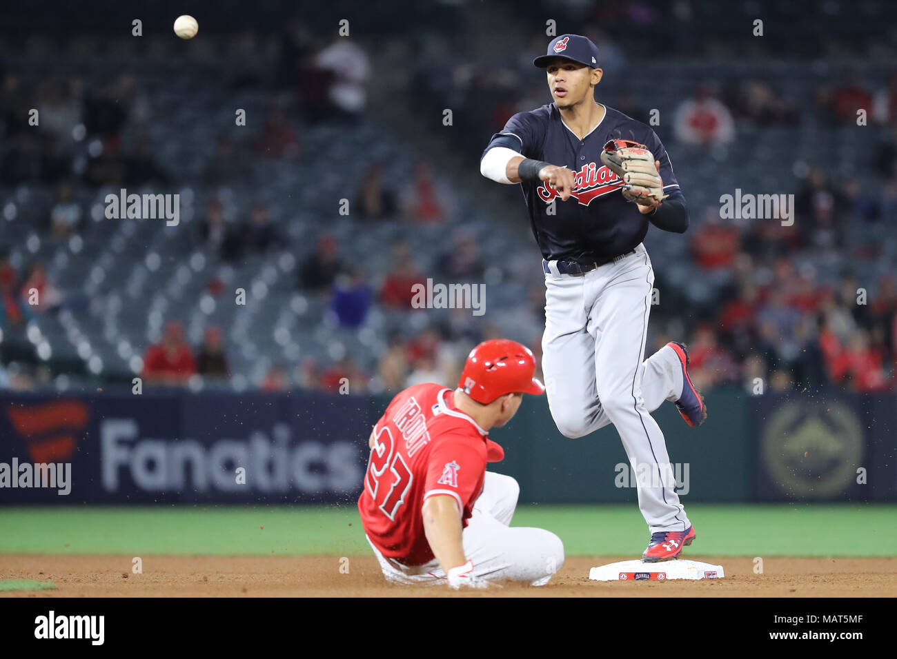 3 aprile 2018: Cleveland Indians secondo baseman Erik Gonzalez (9) completa il doppio gioco su uno scorrimento di Los Angeles Angeli center fielder Mike Trote (27 nel gioco tra il Cleveland Indians e Los Angeles gli angeli di Anaheim, Angel Stadium di Anaheim, CA, fotografo: Pietro Joneleit Foto Stock