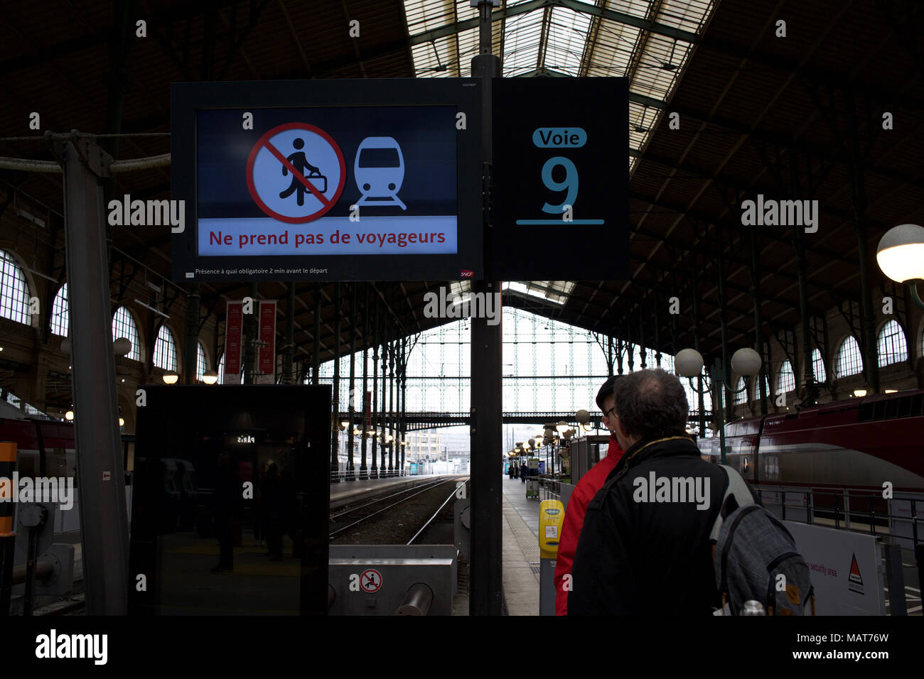 Parigi, Francia, 3 aprile 2018. Un passeggero chiede un operaio ferroviario per informazioni dopo il suo treno è annullato a causa di lavoratori ferroviari di scioperi, Gare du Nord. Credito: Jane Burke/Alamy Live News Foto Stock