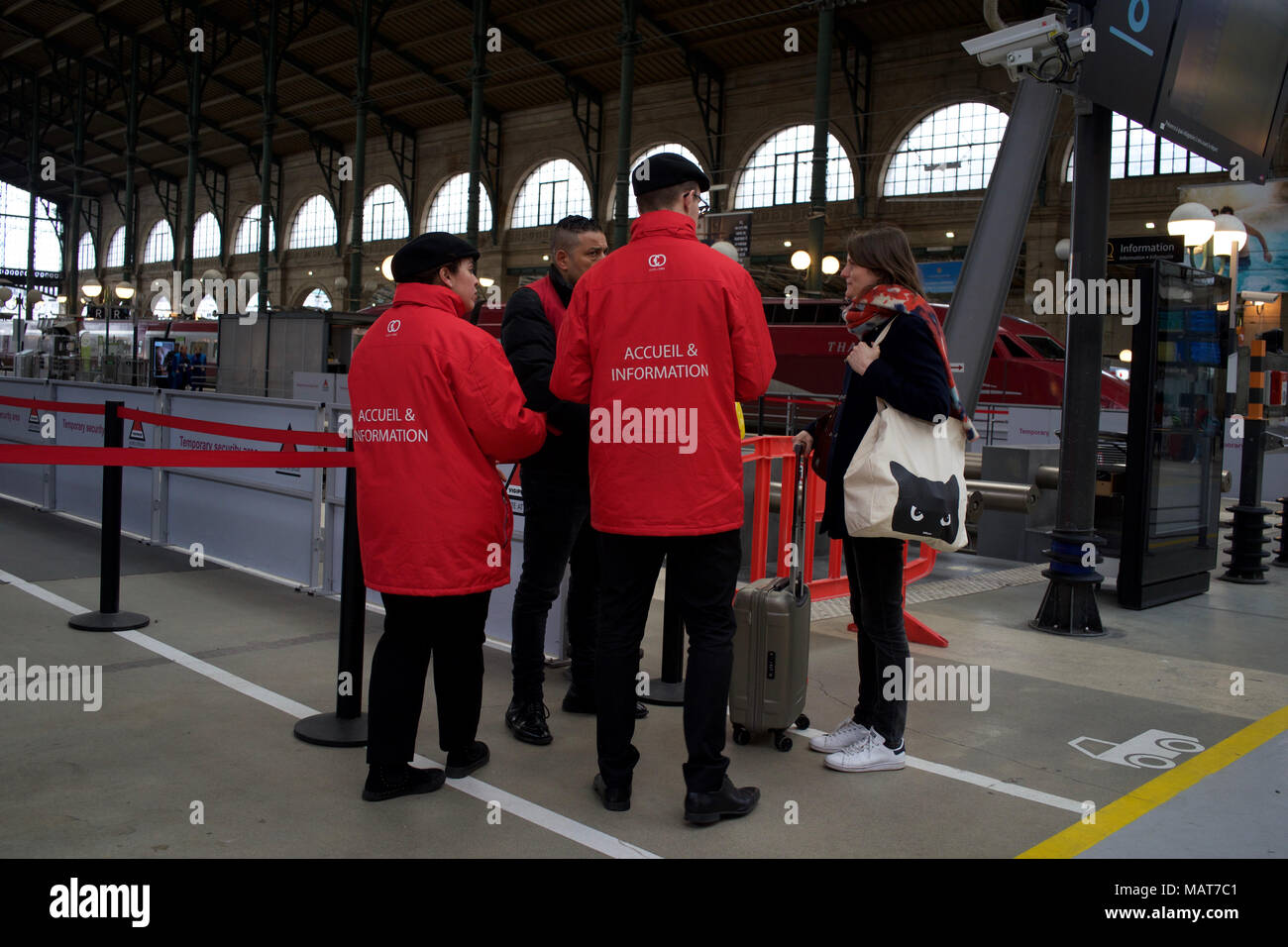 Parigi, Francia, 3 aprile 2018. Un passeggero chiede un operaio ferroviario per informazioni dopo il suo treno è annullato a causa di lavoratori ferroviari di scioperi, stazione ferroviaria Gare du Nord. Credito: Jane Burke/Alamy Live News Foto Stock