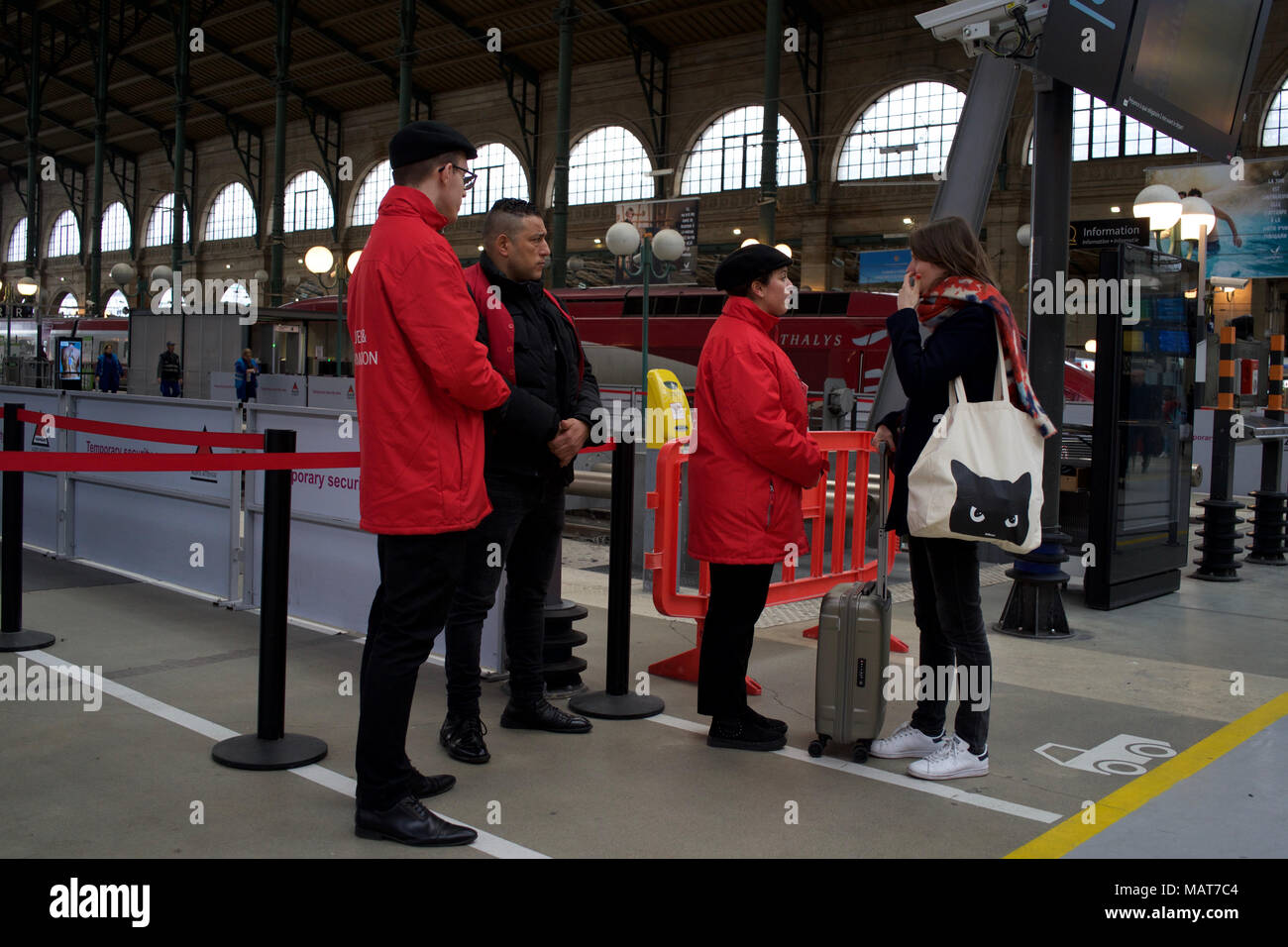 Parigi, Francia, 3 aprile 2018. Un passeggero chiede un operaio ferroviario per informazioni dopo il suo treno è annullato a causa di lavoratori ferroviari di scioperi, stazione ferroviaria Gare du Nord. Credito: Jane Burke/Alamy Live News Foto Stock