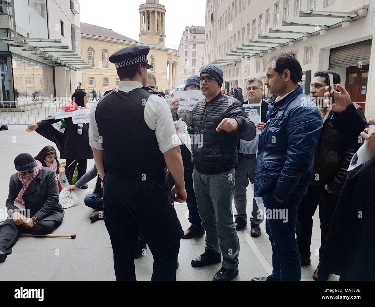 Londra, Regno Unito. 3 aprile 2018. Un gruppo di persiani-iraniani è visto protestare fuori dal quartier generale della BBC. I manifestanti lamentano La mancanza di copertura da parte del ramo persiano della BBC sui problemi etnici nel sud-ovest del Paese. Credito: Alamy News Foto Stock