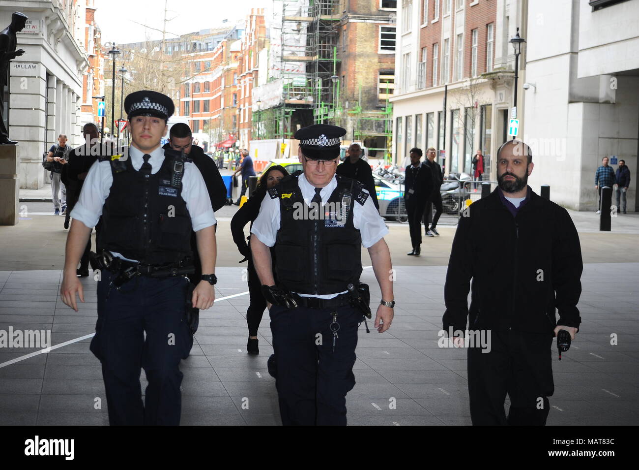 Londra, Regno Unito. 3 aprile 2018. Un gruppo di persiani-iraniani è visto protestare fuori dal quartier generale della BBC. I manifestanti lamentano La mancanza di copertura da parte del ramo persiano della BBC sui problemi etnici nel sud-ovest del Paese. Credito: Alamy News Foto Stock