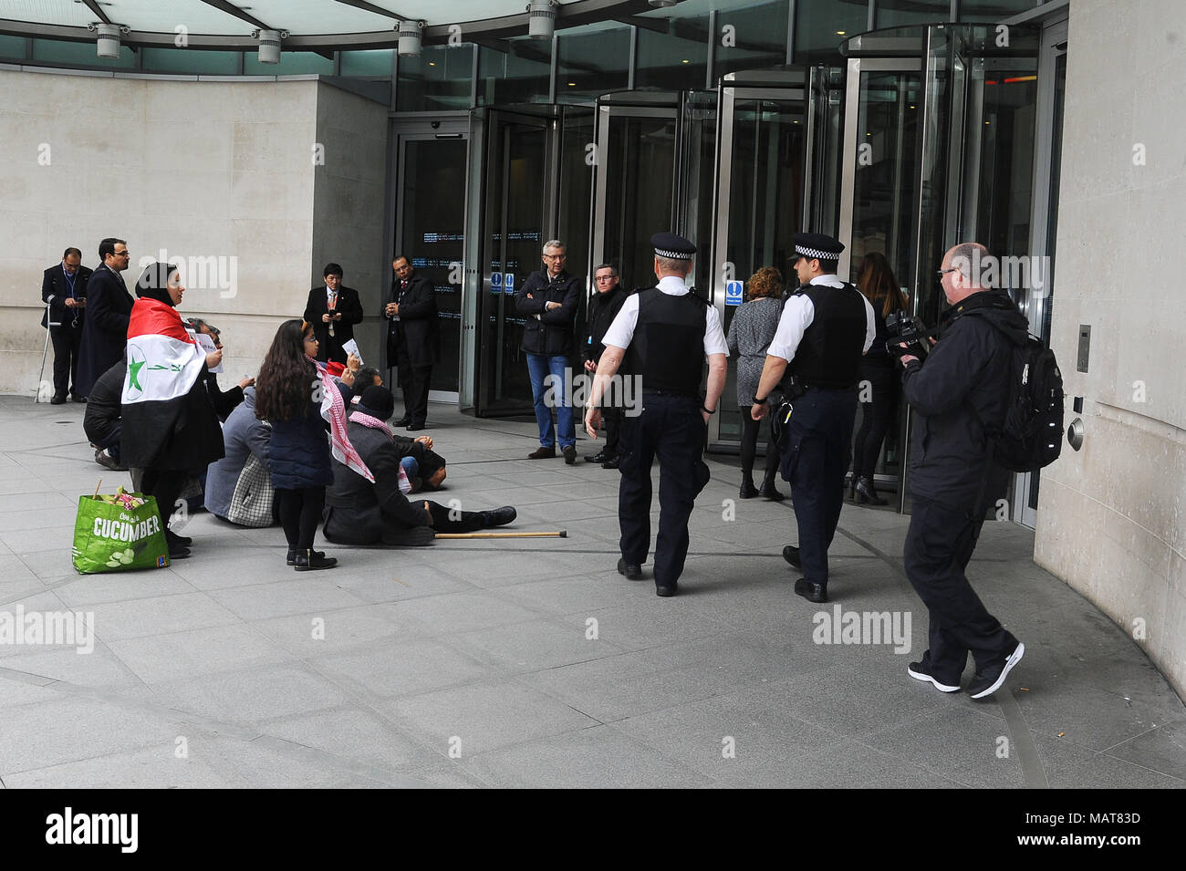 Londra, Regno Unito. 3 aprile 2018. Un gruppo di persiani-iraniani è visto protestare fuori dal quartier generale della BBC. I manifestanti lamentano La mancanza di copertura da parte del ramo persiano della BBC sui problemi etnici nel sud-ovest del Paese. Credito: Alamy News Foto Stock