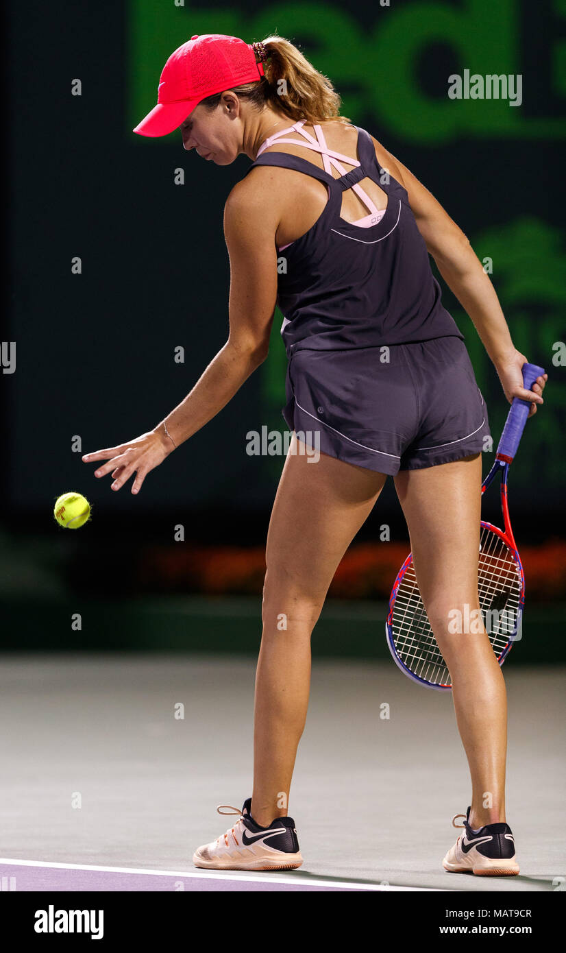 Key Biscayne, Florida, Stati Uniti d'America. 29 Mar, 2018. Danielle Collins degli Stati Uniti si prepara a servire contro Jelena Ostapenko della Lettonia durante una semifinale al 2018 Miami Open presentato da Itau professional tennis tournament, giocato al Crandon Park Tennis Center di Key Biscayne, Florida, Stati Uniti d'America. Ostapenko ha vinto 7-6(1), 6-3. Mario Houben/CSM/Alamy Live News Foto Stock