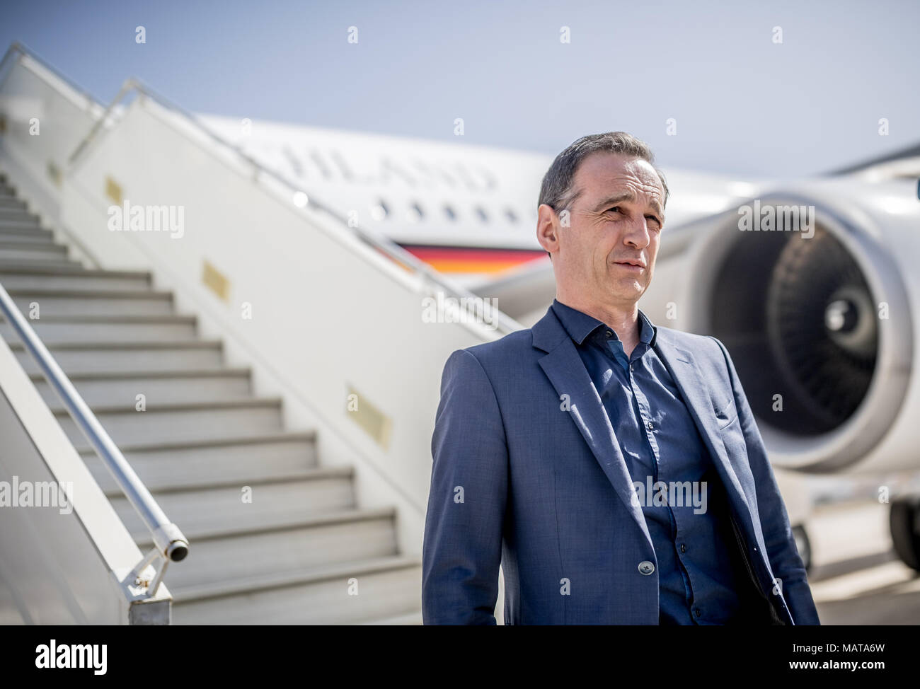 Amman, Giordania. 04 apr, 2018. 04 aprile 2018, Giordania, Amman: Stranieri Miniser Heiko Maas da il partito socialdemocratico (SPD) deboarding il suo aereo. Credito: Michael Kappeler/dpa/Alamy Live News Foto Stock