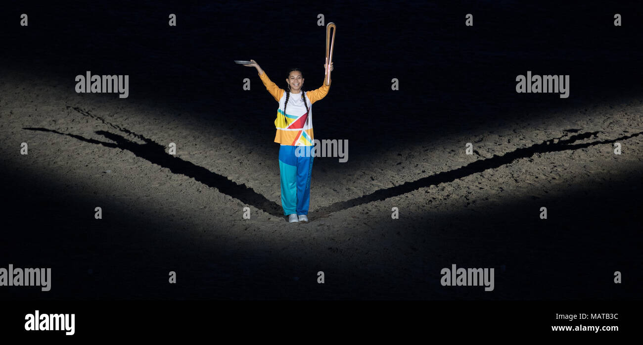 Gold Coast, Australia. 4 apr, 2018. Un schoolgirl trattiene il Queen's Baton durante la cerimonia di apertura del 2018 Gold Coast Giochi del Commonwealth a Carrara Stadium in Gold Coast, Australia, 4 aprile 2018. Credito: Zhu Hongye/Xinhua/Alamy Live News Foto Stock